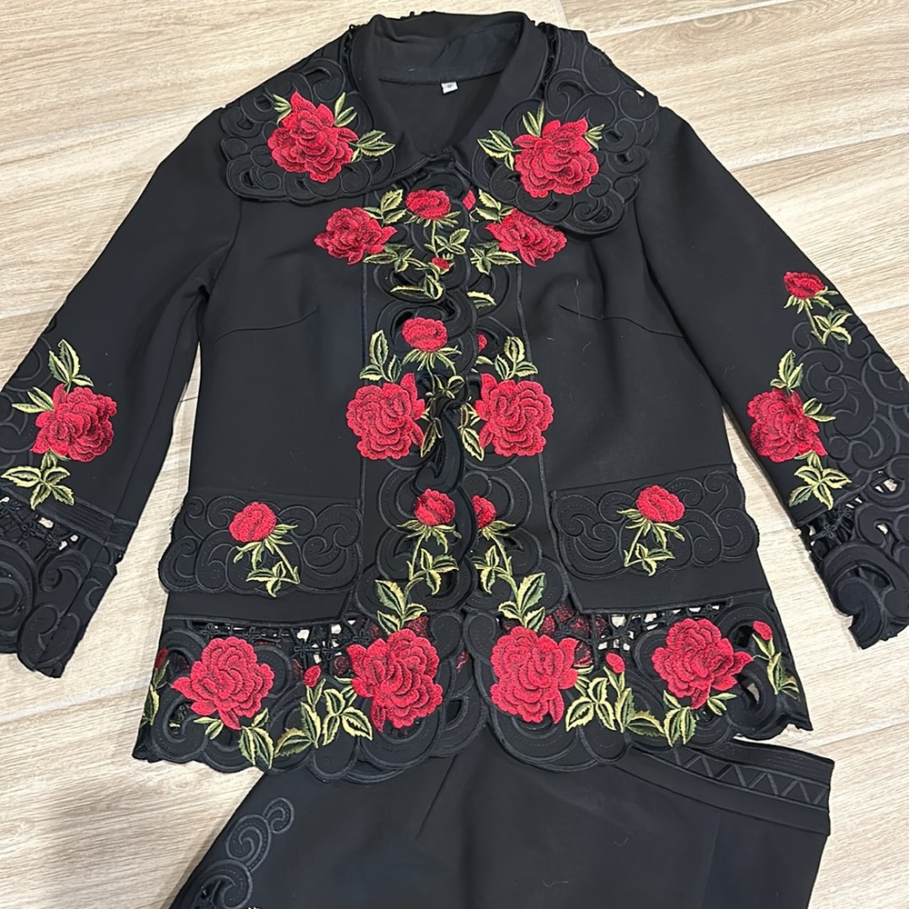 Beautiful suit set rose flowers appliqué Size Small Sunning blazer and skirt - Picture 3 of 14